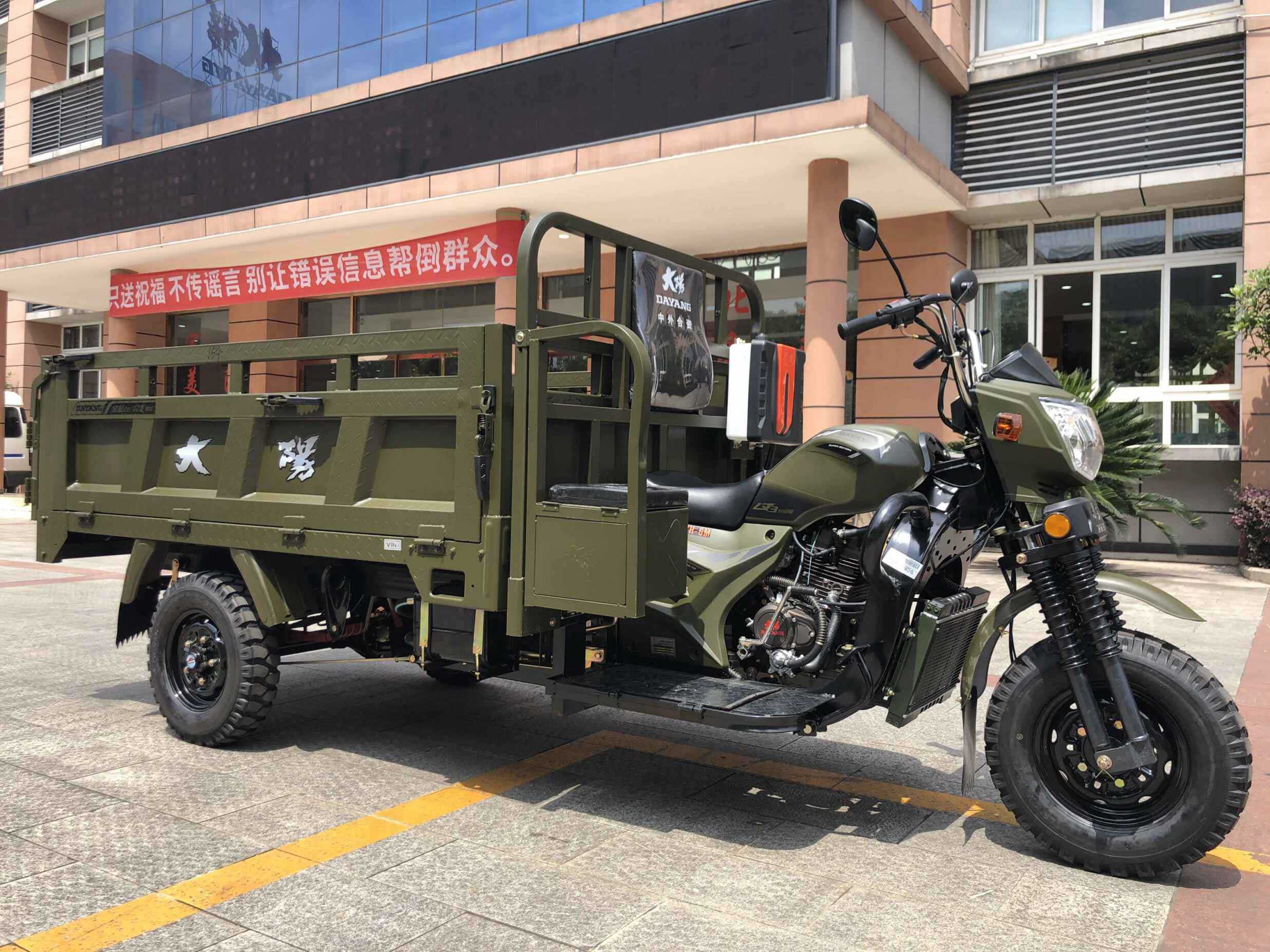 200cc Engine 3wheels Motorcycle Tricycle Body Clearance Customized Power Wheels Weight