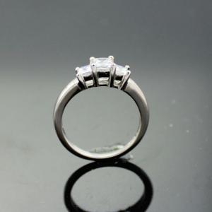 China 925 Silver Jewelry CZ Diamonds Three Stones Engagement Ring (SRT336) factory
