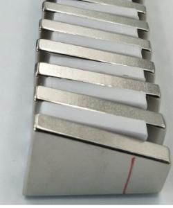 China Trapezoid Shaped N52 Industrial Neodymium Magnets Strong High Working Temperature factory