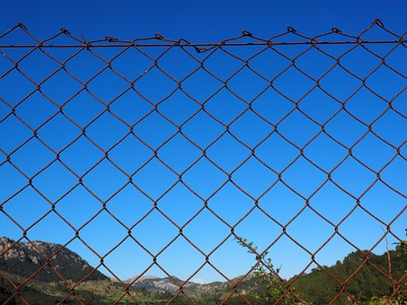 Direct Manufacturer Heavy Duty 1.5-4.5mm diameter Electro Galvanized Chain Link Fence Cyclone Wire Fence For Sale