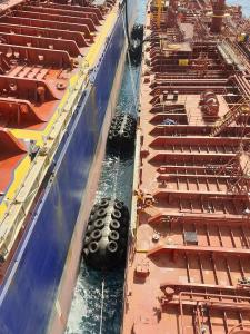China Rubber Yokohama Type Pneumatic Boat Fender Boat Berthing factory