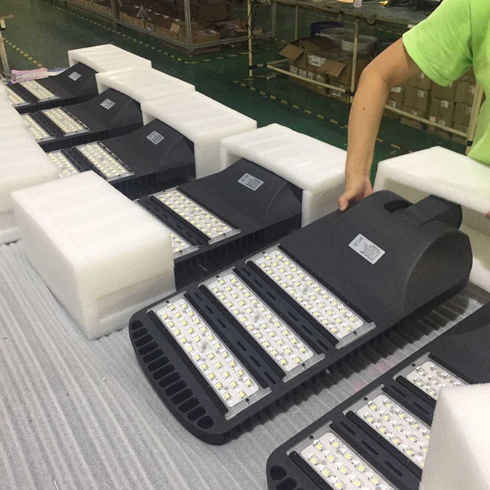IP66 IK10 Eco Friendly Dimmable LED Street Lighting 150w With high Efficiency and Long Life Time