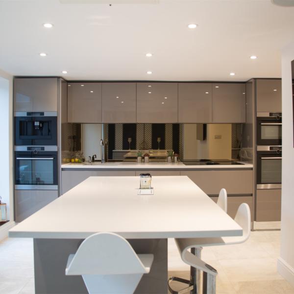 Ready To Assemble Handless Design Champagne High Gloss Acrylic Board German Kitchen Cabinet With Island