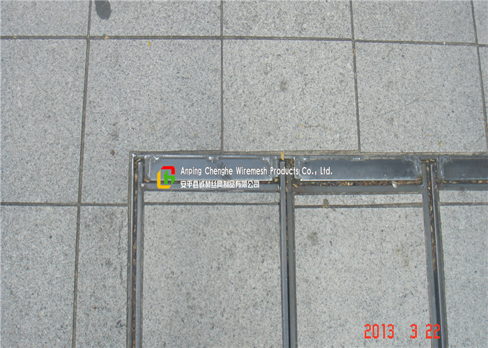 Hot Gavlanized Concealed Manhole Cover 0.1 - 2m Width For Industrial Flooring