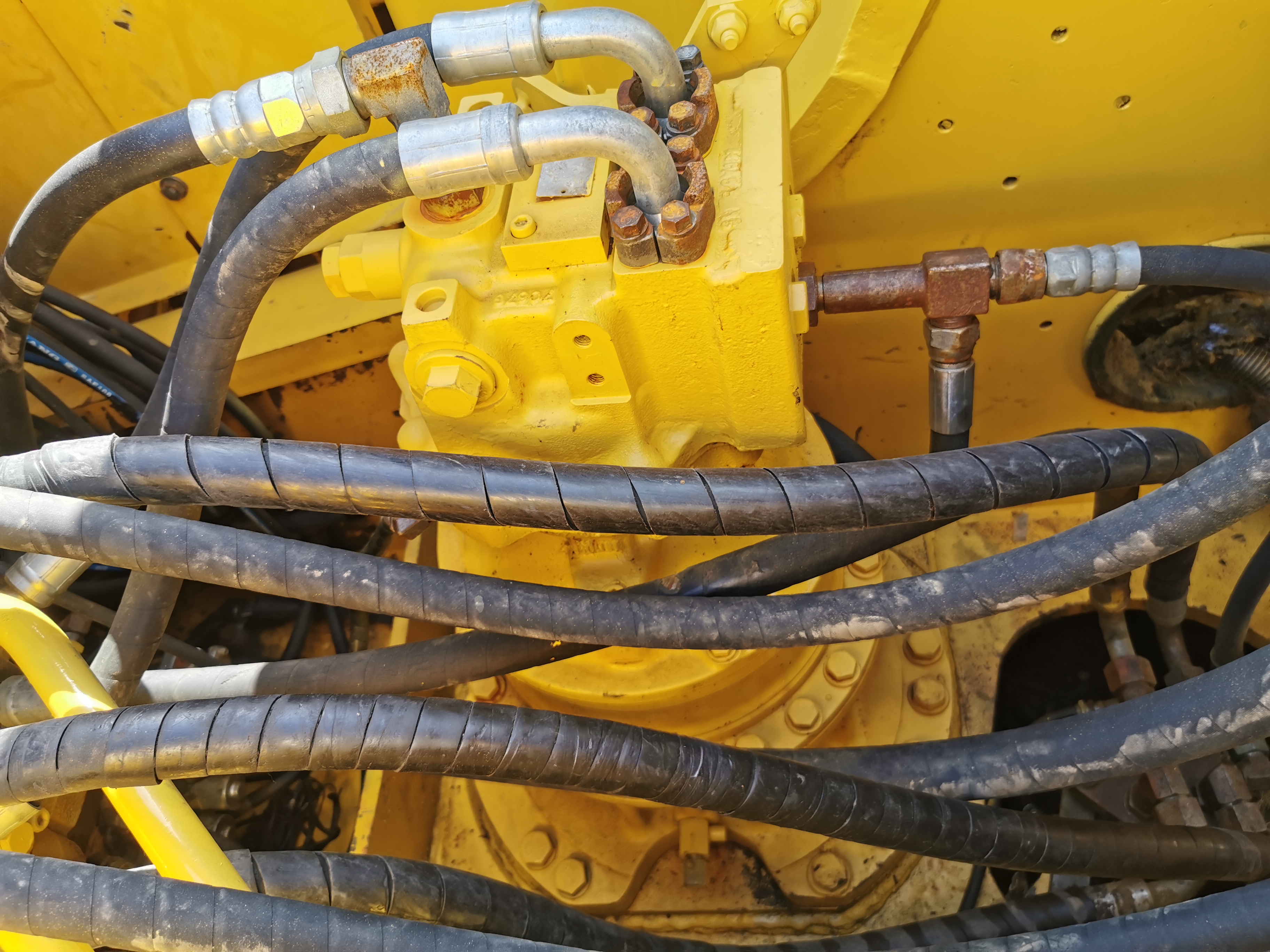 Low Working Hours Used Komatsu PC220 Crawler Excavator with Original Hydraulic Valve
