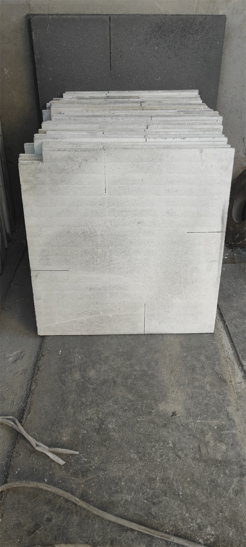 Customized Size Silicon Nitride Bonded Silicon Carbide Plate at Common Refractoriness