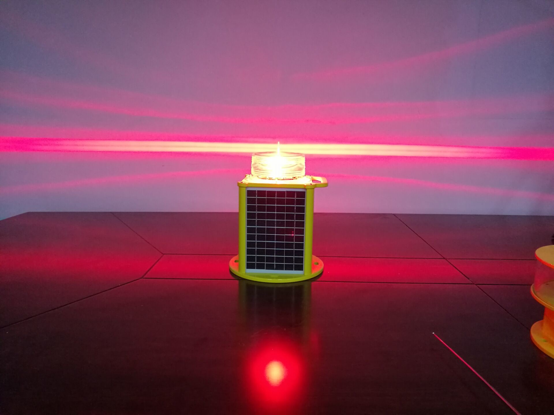 Portable Solar Marine Lights , GSM Monitoring Solar Navigation Lights 6-10NM Visible