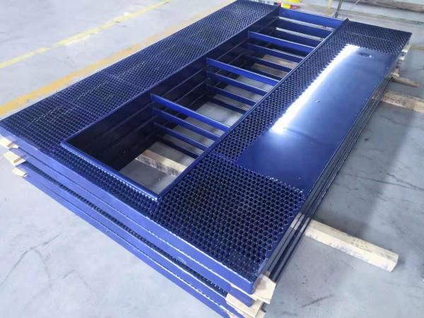 Blue Color Pig Farm Equipment Pig Farrowing Crate Floors Plastic Dip 1500 *