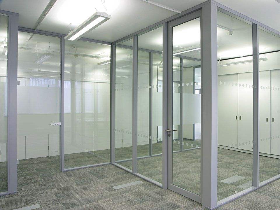 Aluminium Glass Office Partition Wall With Magnetic Blinds And Hinged Door