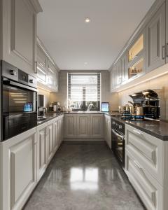 China Hotel Modern Matte UV Finish Wooden Custom Kitchen Cabinet factory