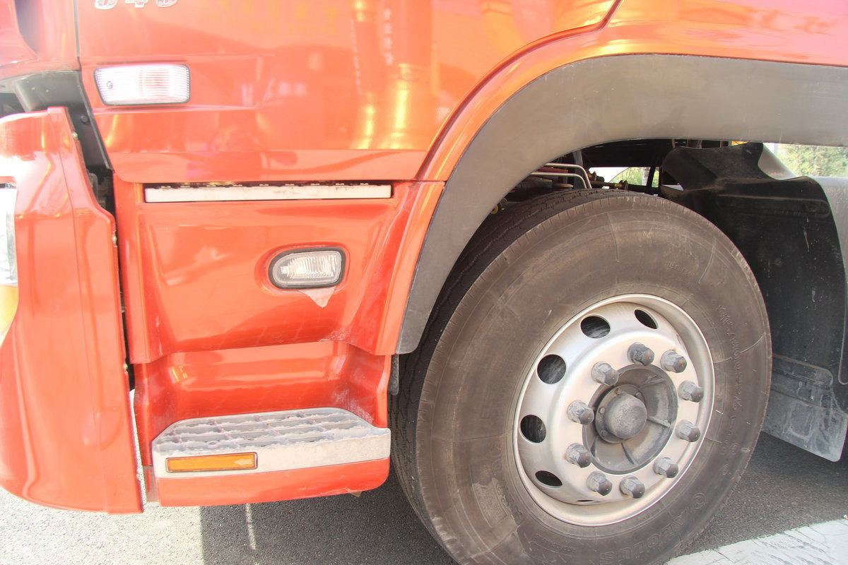 8.9 L Emission Dongfeng 340hp Prime Mover 6*2 Tractor Head for Commercial Truck Trailers