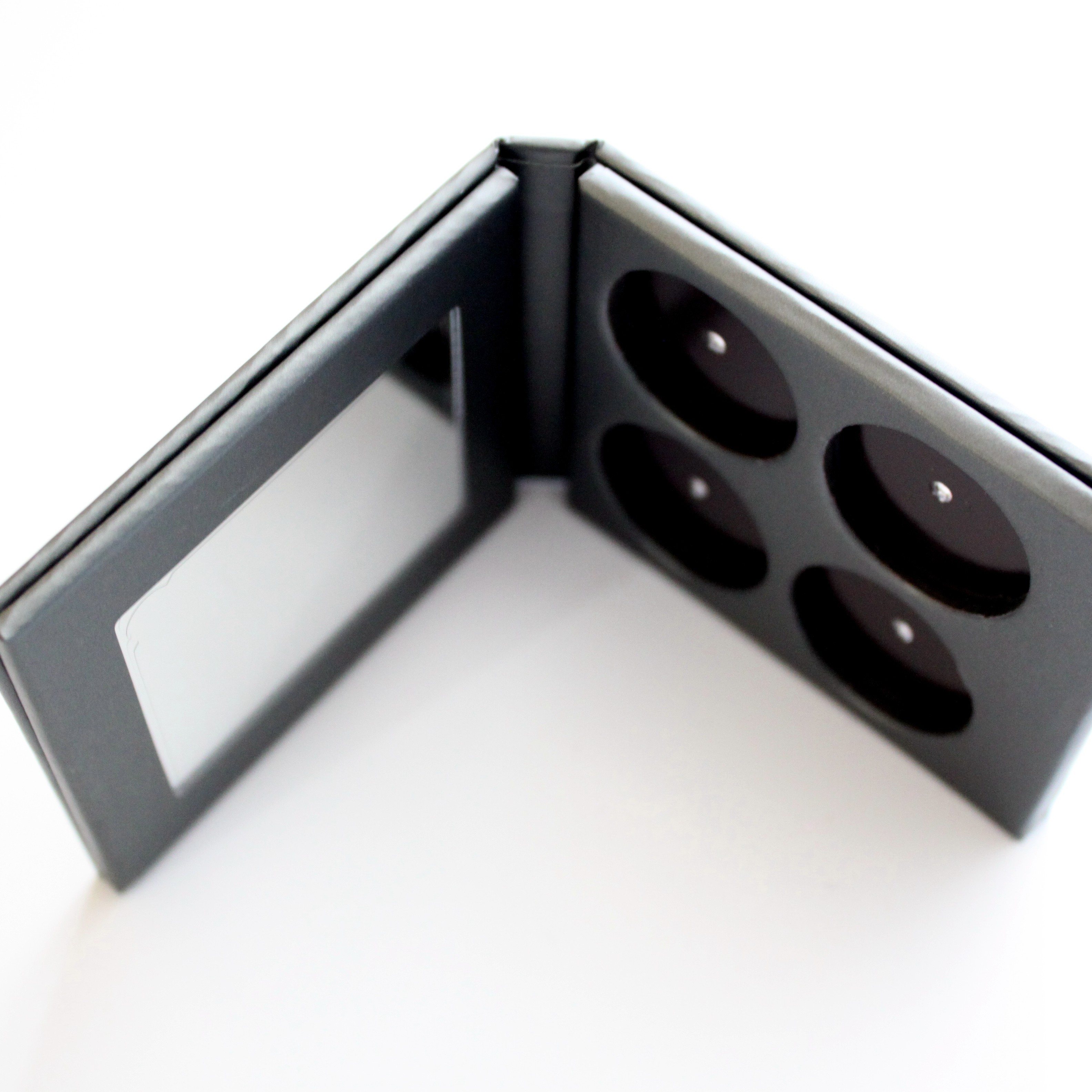 4 Pans Refillable Empty Magnetic Palette Pantone Color DIAM 27MM