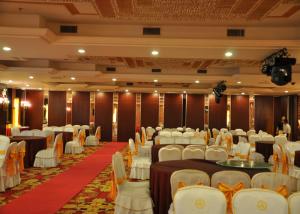 China Operable Wall Movable Partition Walls Aluminum Sound Proof Doors factory