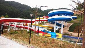 China Funny FPR Water Slide Games Double Open And Close Cool Water Slides for Water Park factory