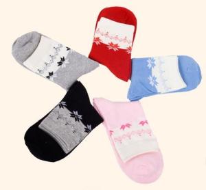 China Colorful customized christmas maple weed leaf design cozy cotton OEM socks for women factory