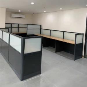 China Black Office Desk Workstation With Office Privacy Screen Partition factory