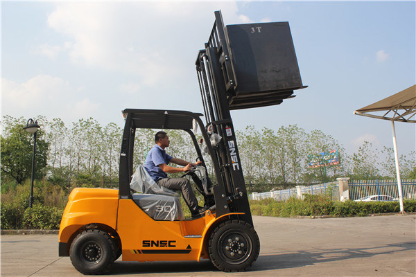 Diesel Engine 2.5t Fork Lift for Sale