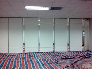 China Soundproof Material Wooden Foldable Partition Wall / Aluminium Frame Sliding Room Dividers factory