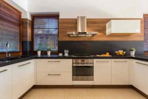 China Big Modular White Wood Finish Kitchen Cabinets 1800-3500mm Base factory