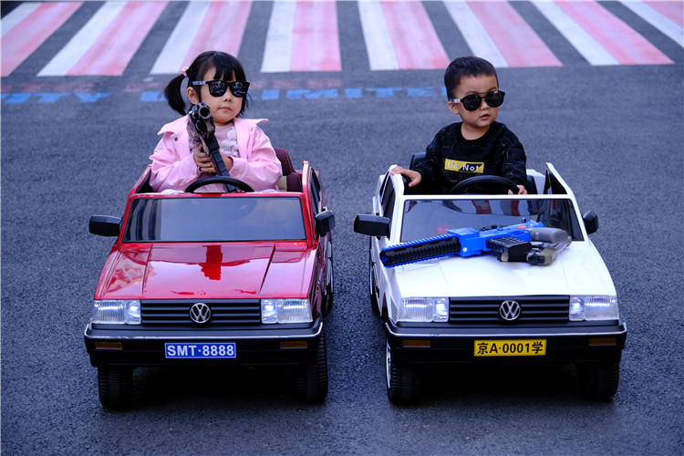 Children's Electric Ride On Car Music and Lights Suitable for 3-8 Year Olds Carton Size 121x59x40cm