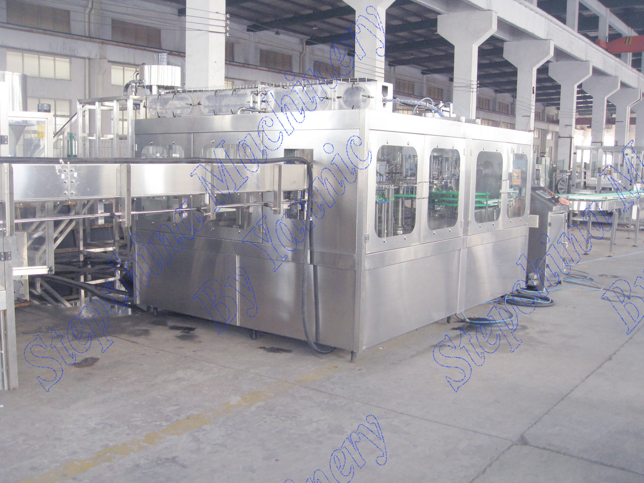 Rotary Bottled Water Filling Machine Equipped With Rinsing Capping Functions
