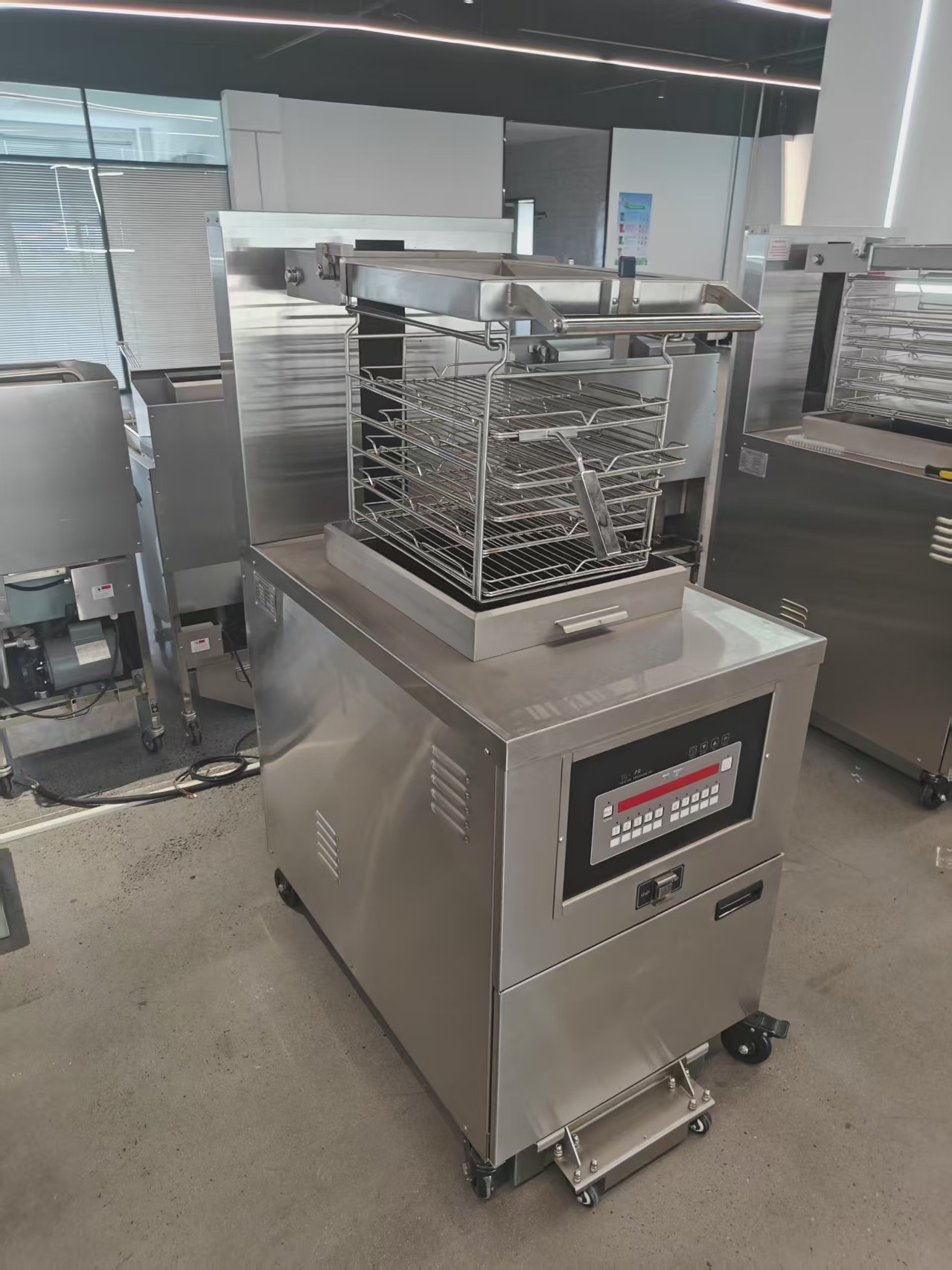 8HD Electric Open Deep Fryer With Digital Computer Panel