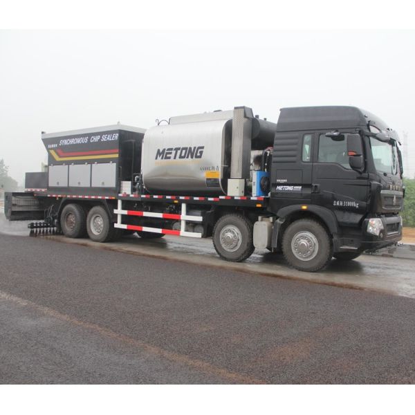 China Sinotruk Road Maintenance Equipment 8m3 Rubber Asphalt Synchronous Chip Sealer factory