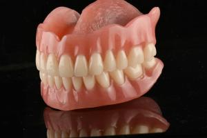 China Crystal Clear Acrylic Dental Removables Artificial Acrylic Teeth Precise Fit factory