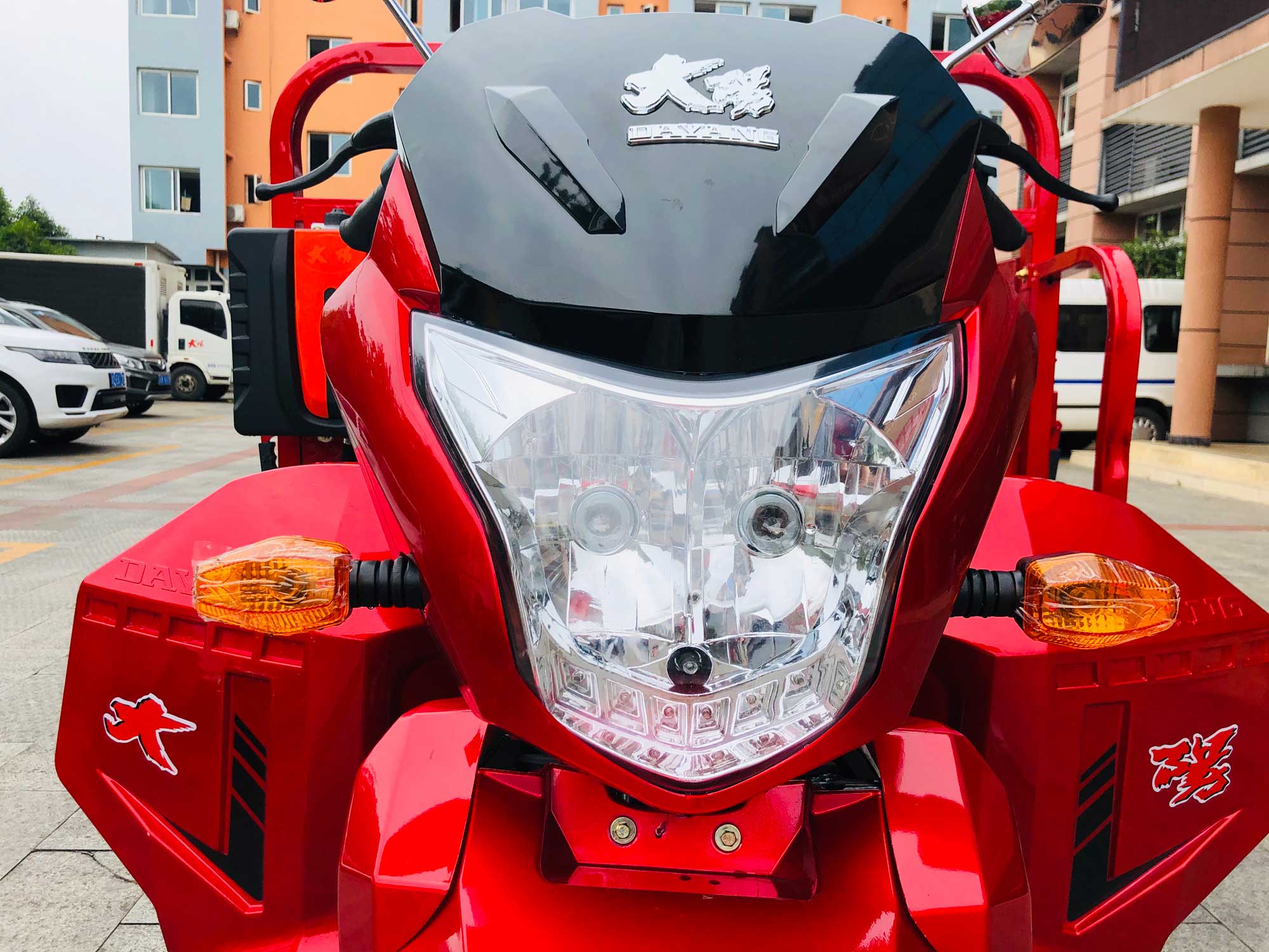 250CC Gasoline Water Cooled Motorized Tricycles 2021 Design for Adult Commuters
