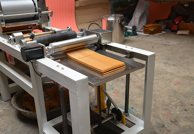 Automatic Commercial Beekeeping Equipment Electric Beeswax Foundation Machine