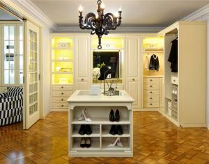 China Walk In Solid Wood Wardrobe Closet U Shape With Bar Modern Antique Design factory
