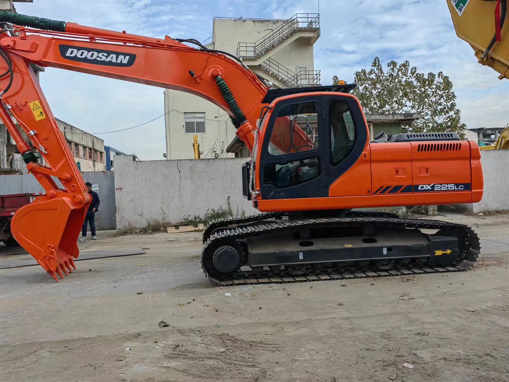 Doosan DX225 Excavator Construction Equipment from Korea with Transport Width 2.80 m