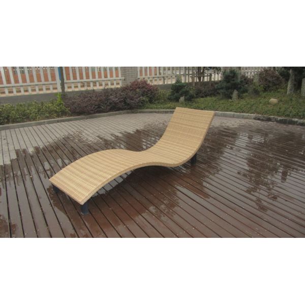 China Modern Swimming Pool Waterproof Rattan Sun Lounger With Cushion factory