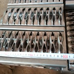 China Antislip Grip Strut Safety Grating Diamond Hole Galvanized Steel 10 Gauge Walkway Plank factory