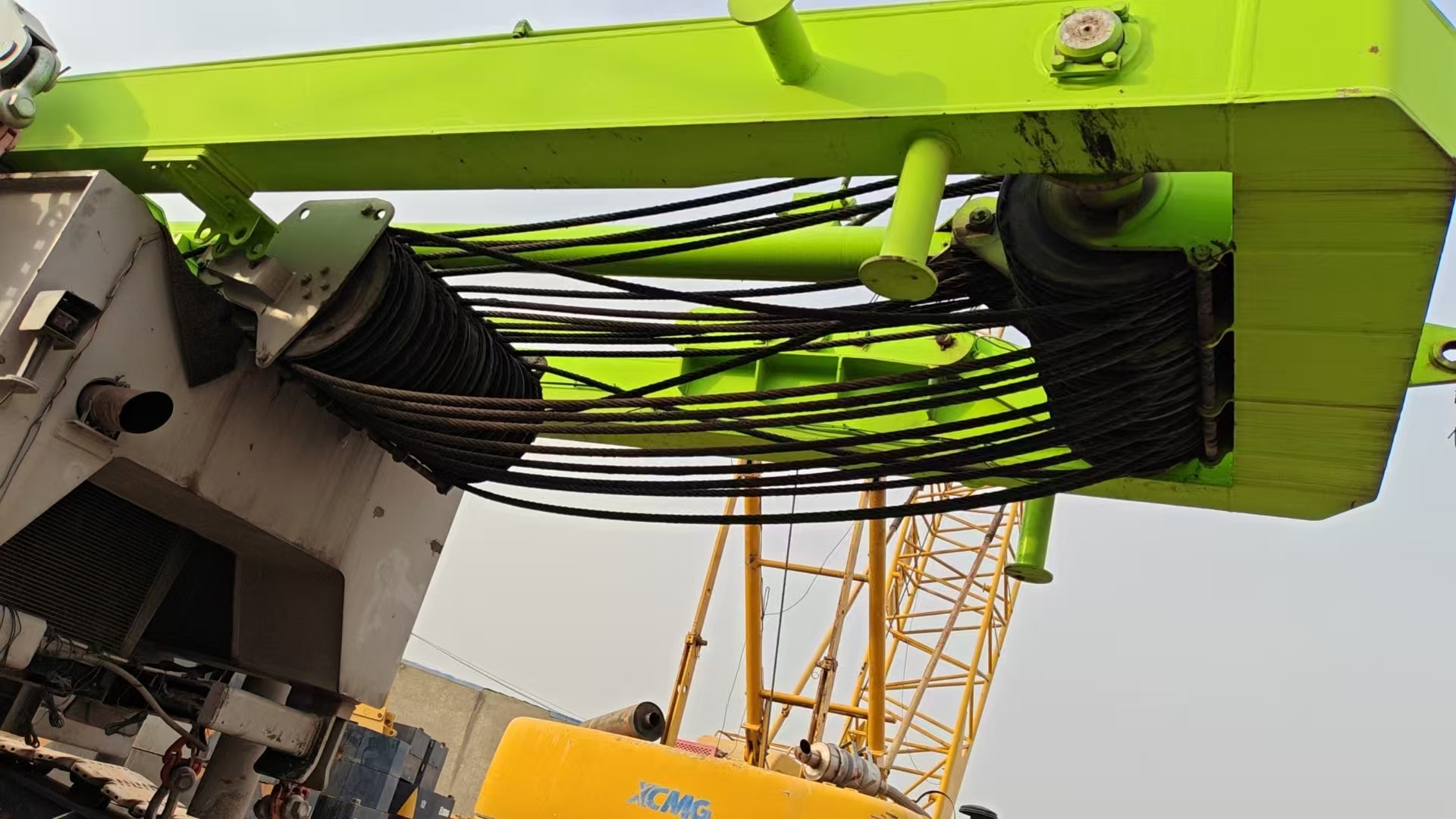 Extremely Efficient ZCC2600 260 Ton Mobile Hydraulic Crawler Crane Heavy Lifting Equipment
