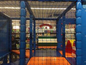 China Braided Polyethylene Playground Rope Net 50mm 4.0mm Anti Climb factory