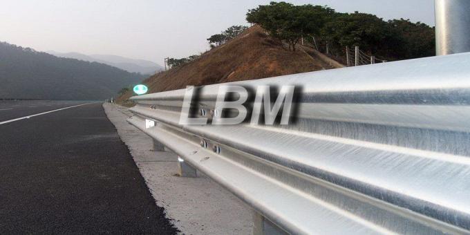Highway corrugated steel guardrail roll forming machine 2018 new type roll forming machine made in China