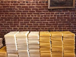 China Food Grade 100% Natural Beeswax Block Oil Emulsions Incorporated factory