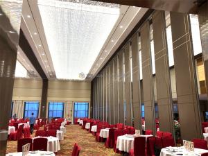 China Aluminum Frame Banquet Partition Walls Operable Wall Panels Lightweight factory