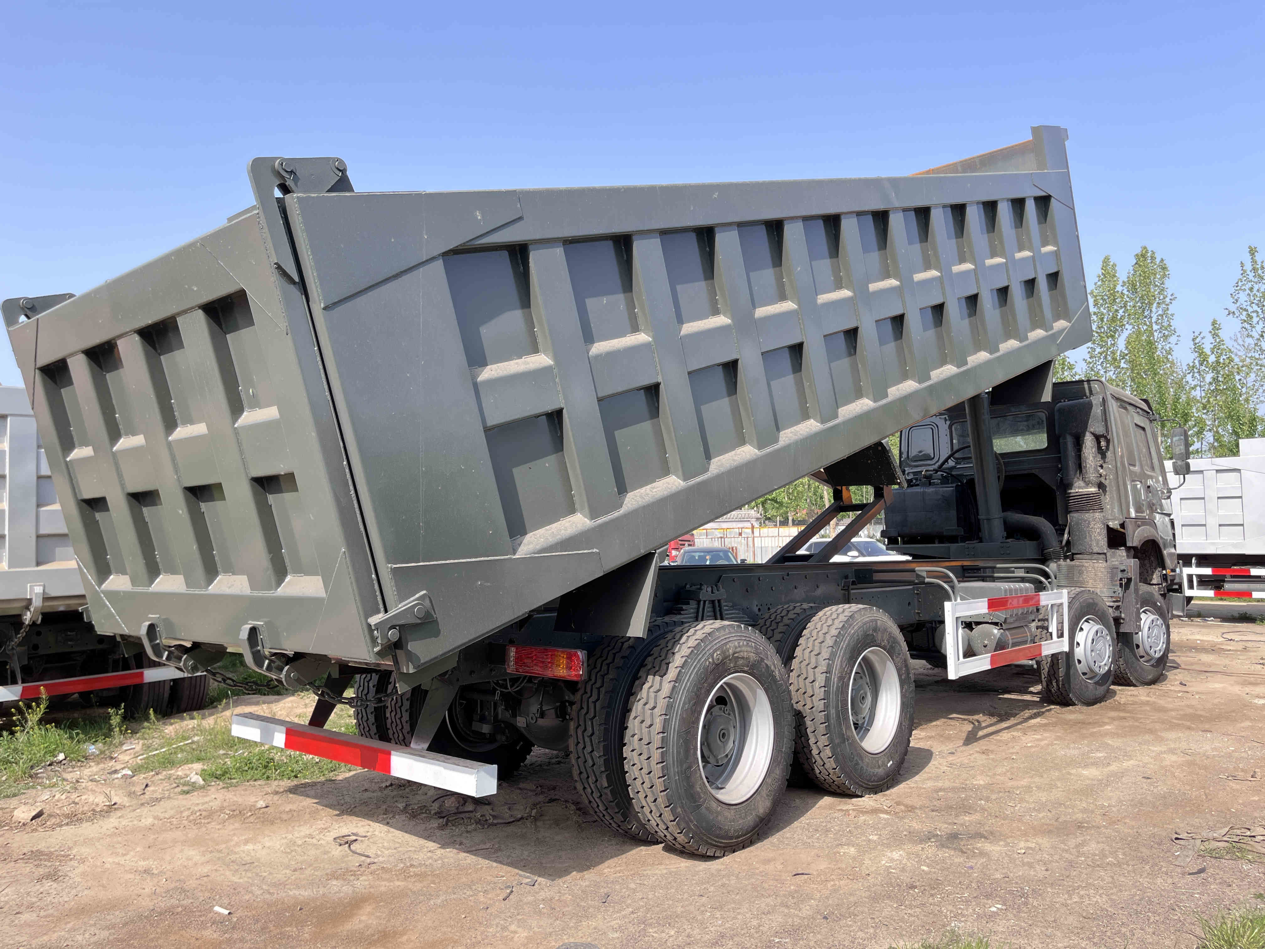 Used Tipper Trucks 371hp Sinotruck Engine 10.5 Meters 16t Rated Load 8×4 Second Hand HOWO ZZ3317