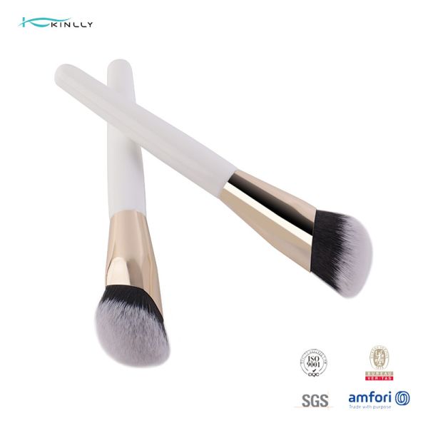 China Angled Synthetic Makeup Brush For Blending Liquid Cream powder factory