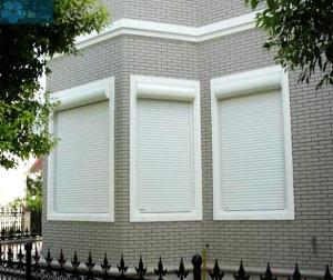 China Vertical 2mm 4500PA Wind Load External Window Shutters factory