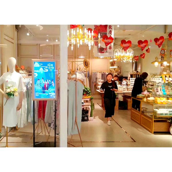 China Large Free Standing Digital Signage , 55 Inch Digital Signage Display factory