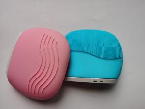 China Multi Functional Handheld Cleansing Instrument Rechargeable Silicone Facial Cleanser factory