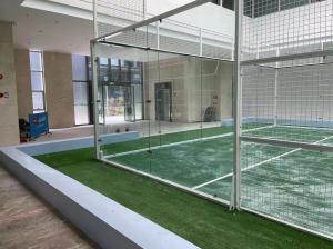 China Padel Tennis Courts Designed With Synthetic Grass Surface And LED Lighting factory