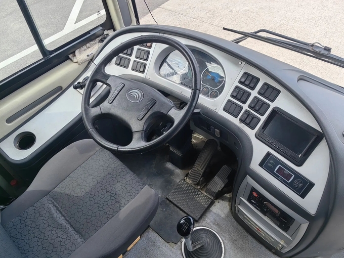 Used Bus Coach Leaf Spring EURO IV 49 Seats Yuchai Engine 245hp 10.5 Meters 2nd Hand Young Tong Bus ZK6107