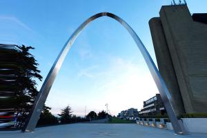 China Arch Design Polished Finish Stainless Steel Metal Sculpture For Various Color factory