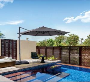China Patio Aluminum Cantilever Umbrella Sun Stainless Steel Frame Outdoor Umbrella Garden factory