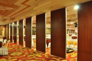 China Sound Proof Movable Aluminum Partition Wall / Banquet Room Dividers factory