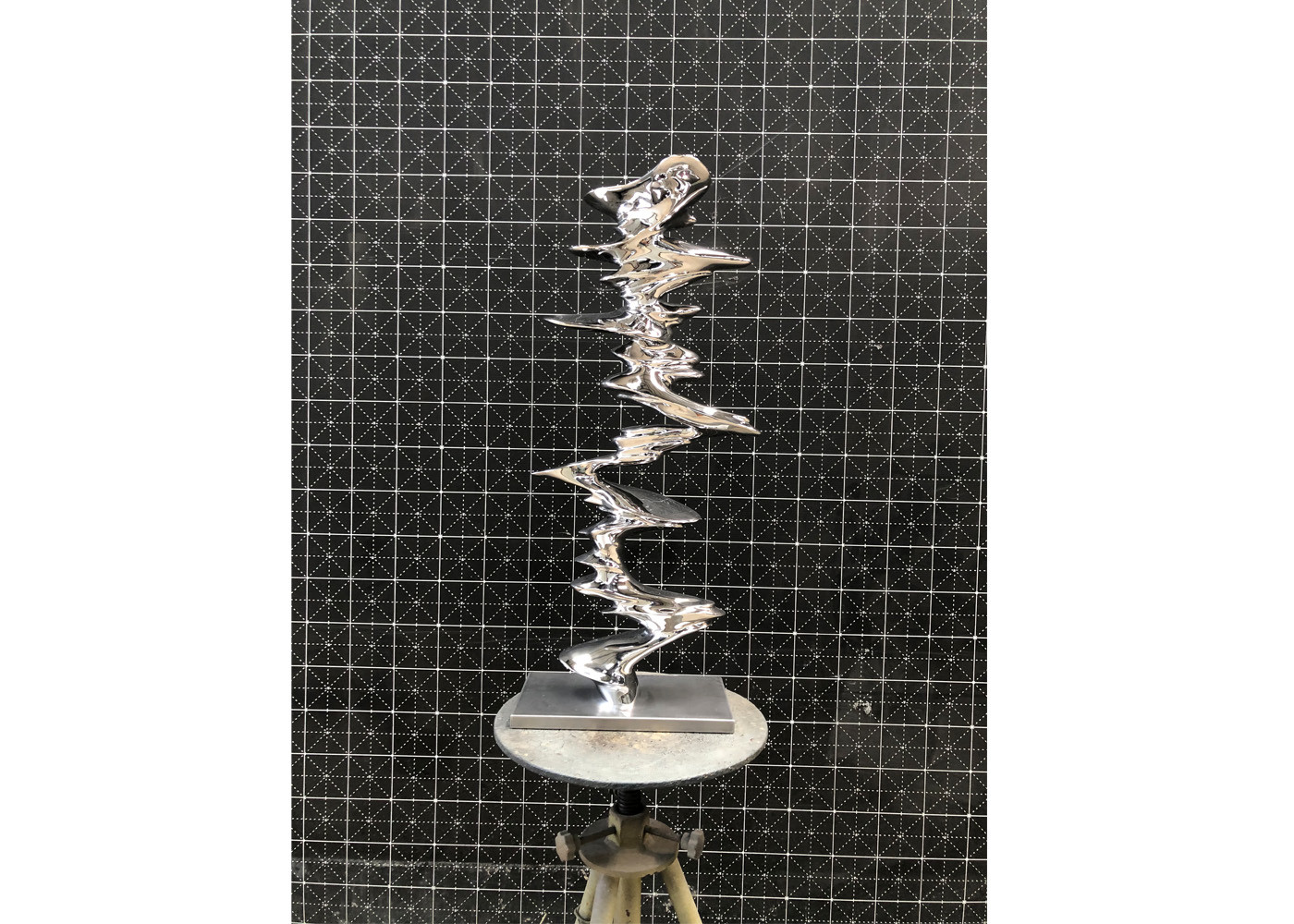 Mirror Polished Twisted Column Stainless Steel Sculpture For Garden Or Home Decoration